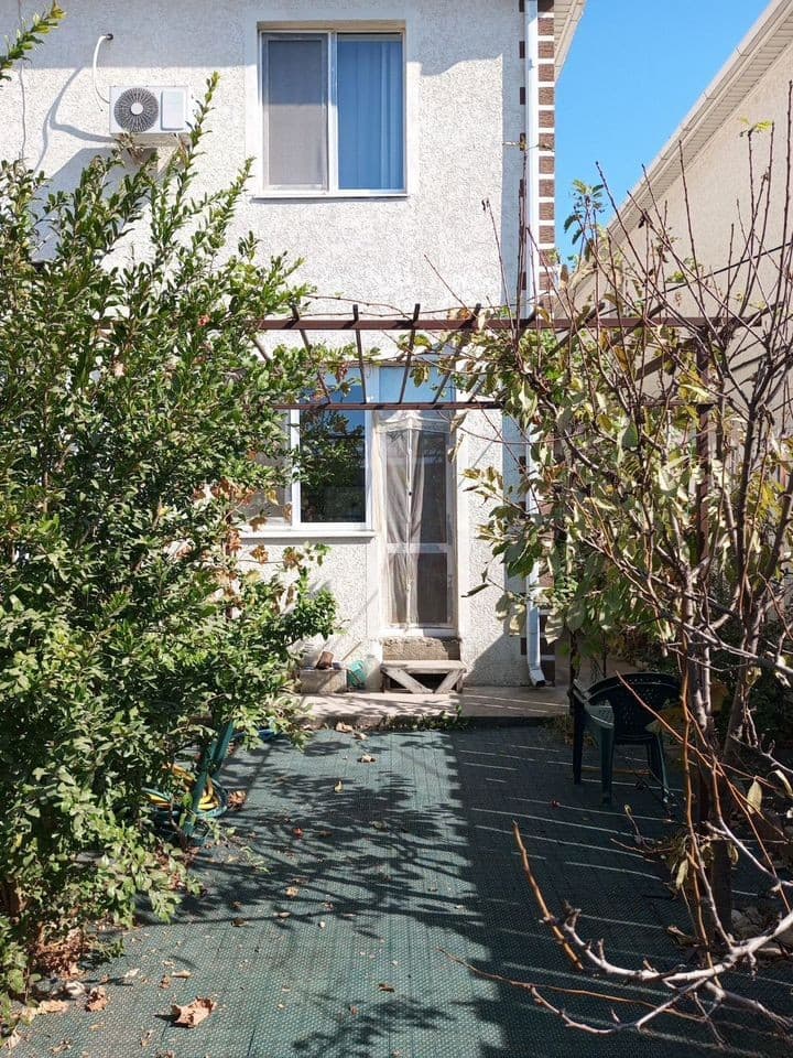 Доля: 3-к. квартира, 80 м², 2/2 эт.